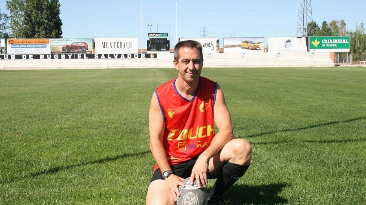 Miguel Raya posa en Pepe Rojo con la camiseta de la selección española de rugby touch.-E.M.
