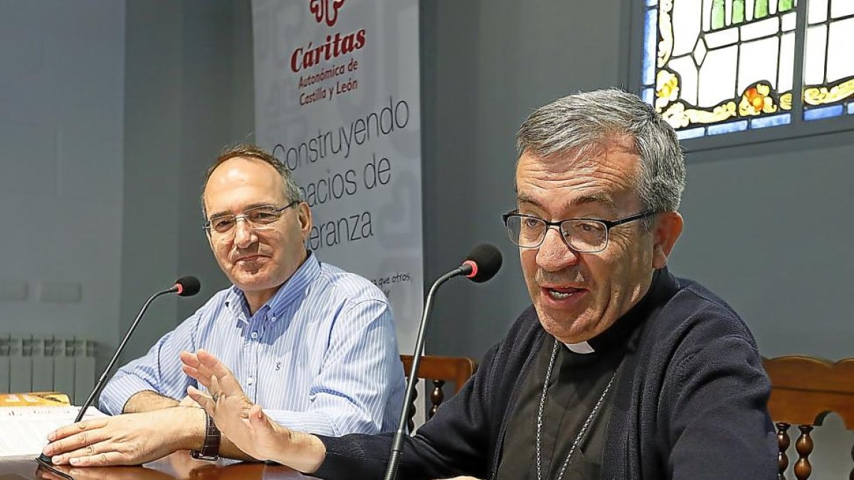 El presidente de Cáritas Autonómica, Antonio Jesús Martín de Lera, y el obispo auxiliar de Valladolid, Tomás Argüello.-J.M. LOSTAU
