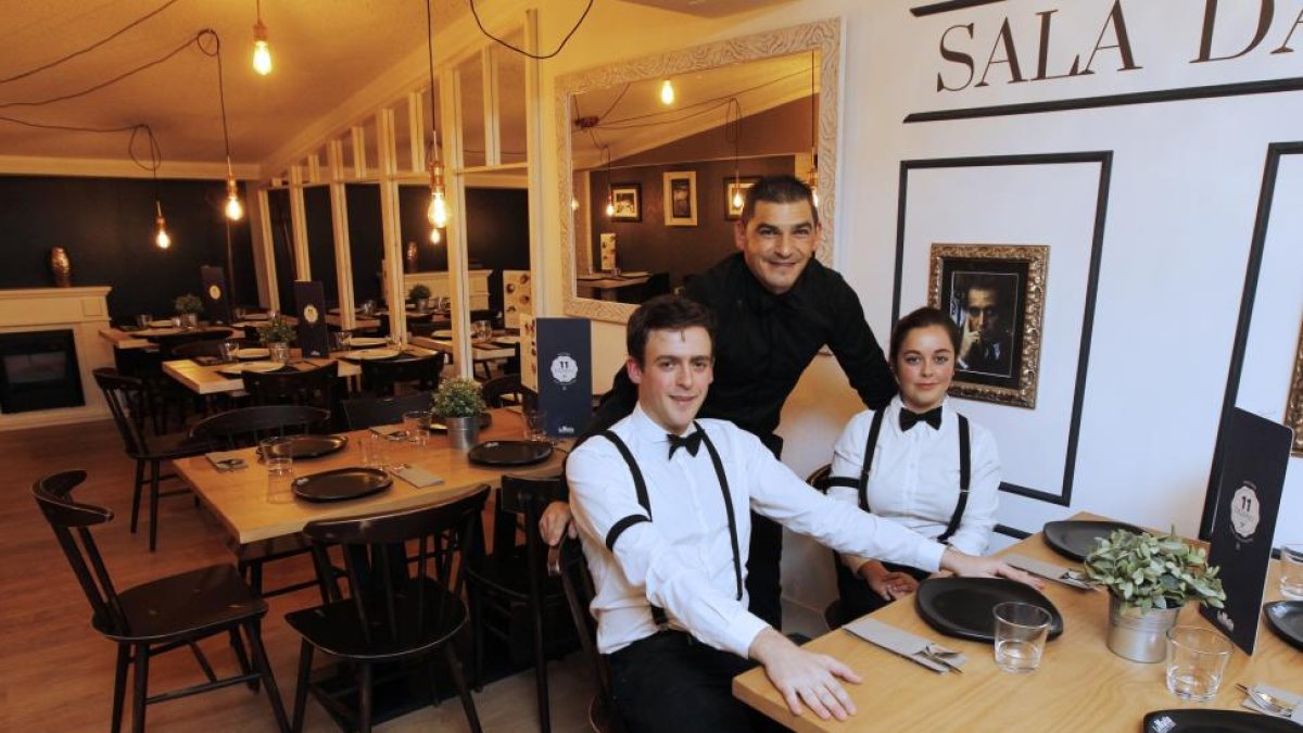 Los camareros del nuevo restaurante La Mafia de la plaza de los Arces ayer en la inauguración.-J. M. Lostau