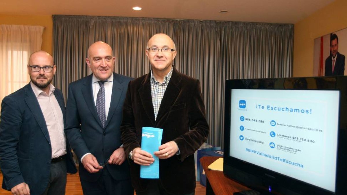 El presidente de la Comisión de Nuevas tecnologías, Carlos Paramio; el secretario general Jesús Julio Carnero y el presidente del PP de Valladolid, Ramiro Ruiz Medrano, presentan sus cauces de comunicación con los ciudadanos-Ical
