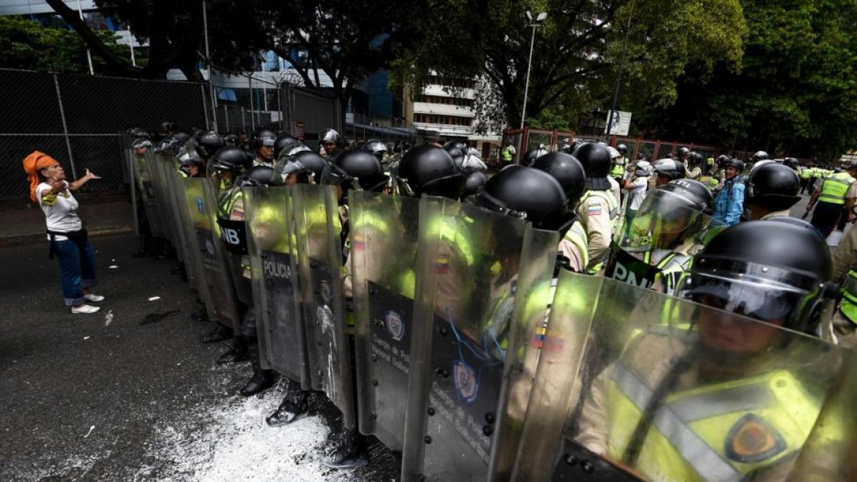 Choques entre manifestantes y policías en Venezuela.-AFP / JUAN BARRETO