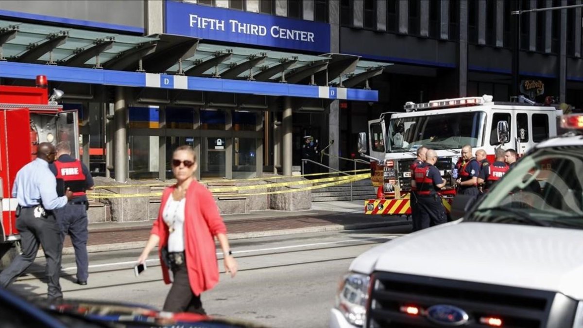 Personal de emergencias y policía ante el edificio en el que ha tenido lugar el tiroteo-JOHN MINCHILLO