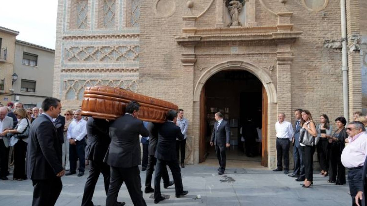 De izquierda a derecha, Dione, Elisa y Sionin, sobrinas del diseñador Manuel Pertegaz, a la salida del tanatorio donde está instalada la capilla ardiente del diseñador.-Foto: EFE