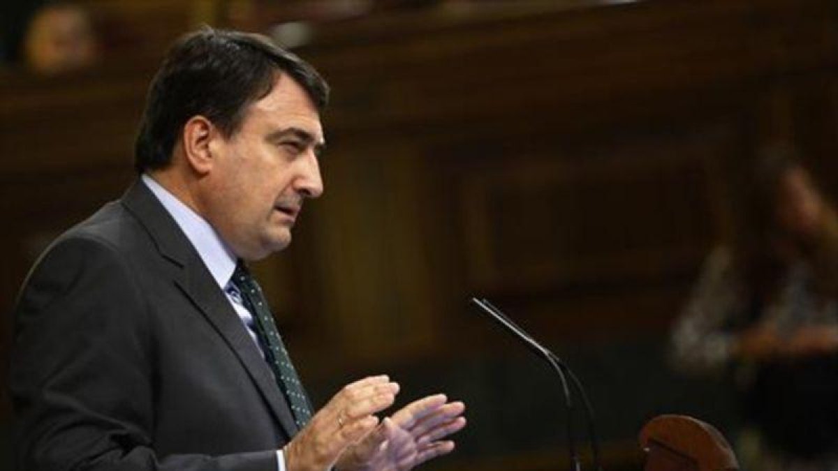 El portavoz del PNV, Aitor Esteban, ha anunciado que su partido tampoco apoyará a Rajoy tras las elecciones vascas.-EL PERIÓDICO