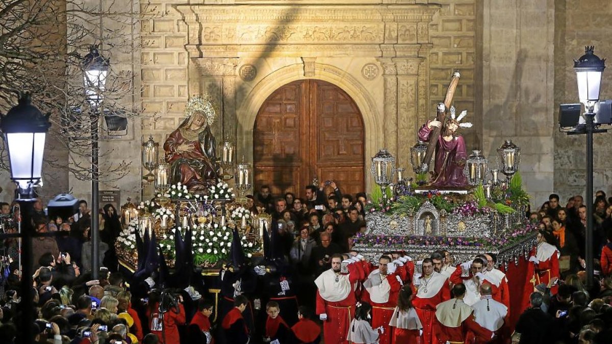 Emotivo encuentro de la Virgen de las Angustias con su Hijo.-J . M . LOSTAU