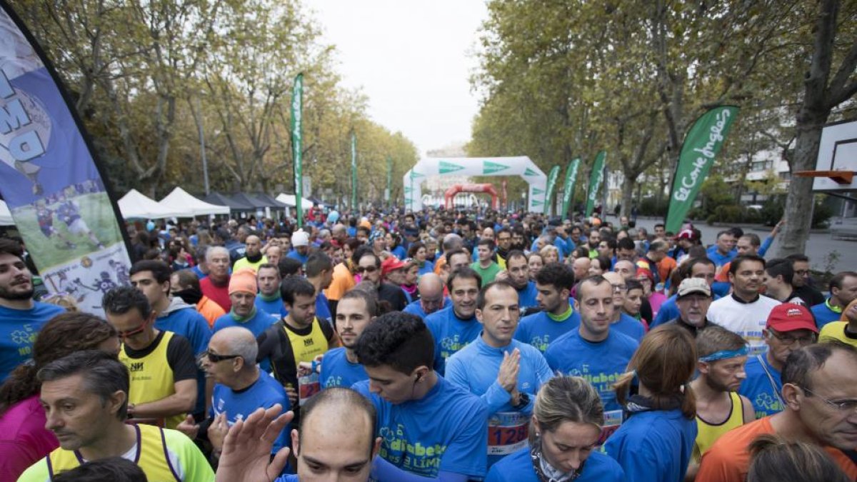 Visión general de las 3.000 personas que participaron en la II Carrera por la Diabetes en el paseo central del Campo Grande.-PHOTOGENIC