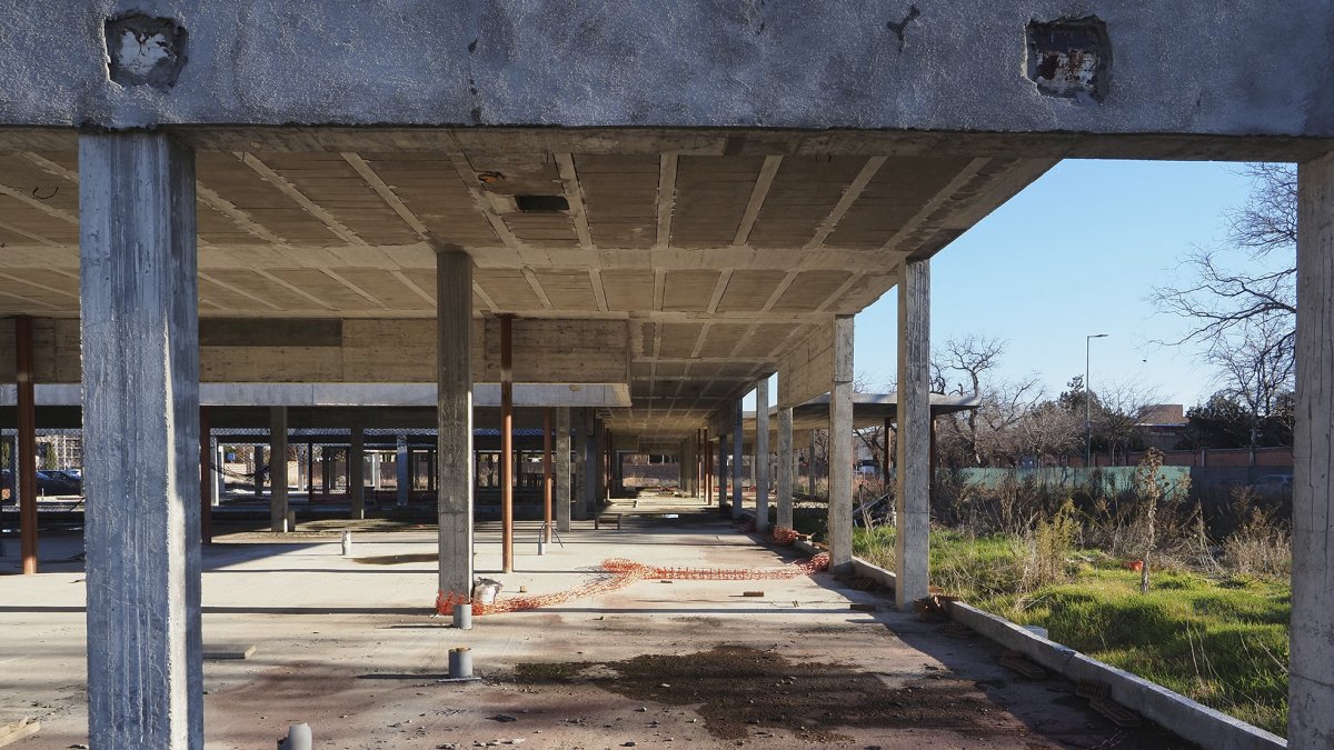 Estado actual del centro de salud de La Magdalena, con la estructura de hormigón.| PHOTOGENIC