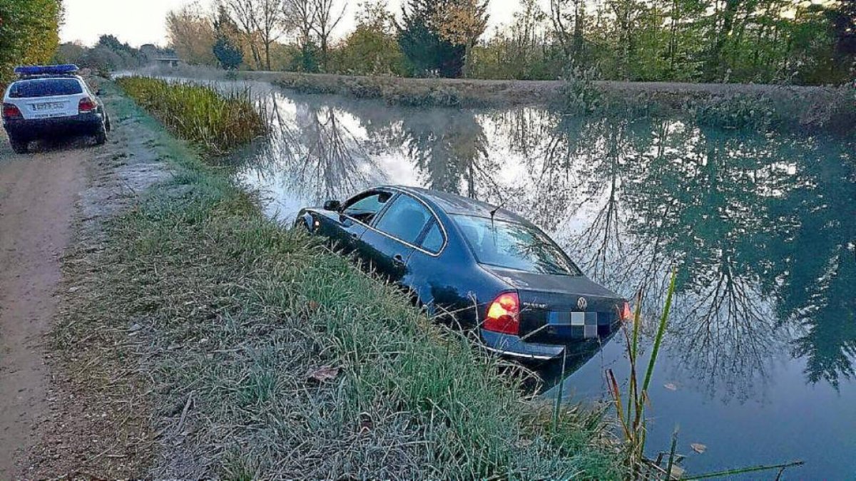 El Passat aún en el agua con las luces activadas en el tramo del Canal de Castilla cercano a la ronda norte.-ICAL