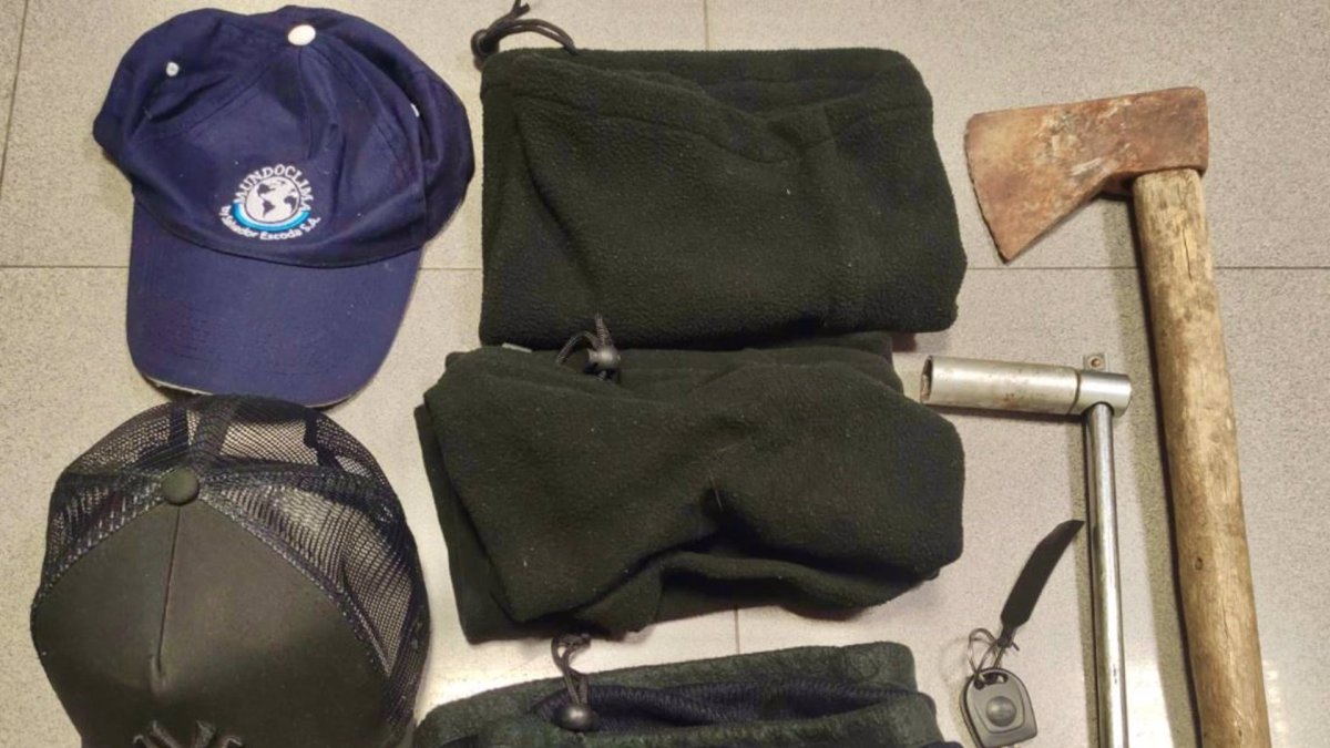 Fotografía de los elementos encontrados en el vehículo de los detenidos cedida por la Policía de Valladolid. -E. PRESS