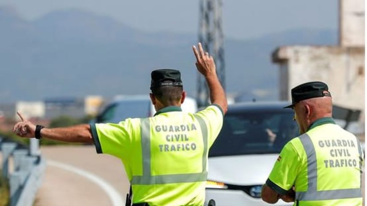 Control de carretera de la Guardia Civil de Tráfico.- E. M.