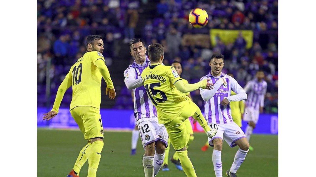 Los delanteros blanquivioleta Guardiola y Plano intentan llegar a un balón que es despejado por Miguelón, lateral del Villarreal.-PABLO REQUEJO