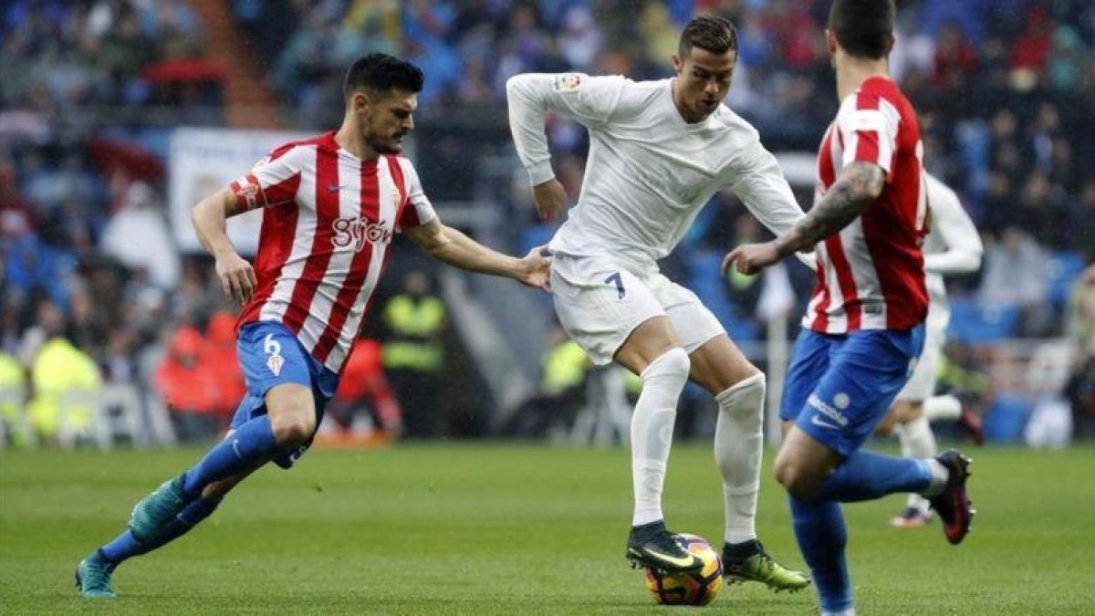 Cristiano Ronaldo controla el balón ante Sergio Álvarez.-EFE / JUAN CARLOS HIDALGO