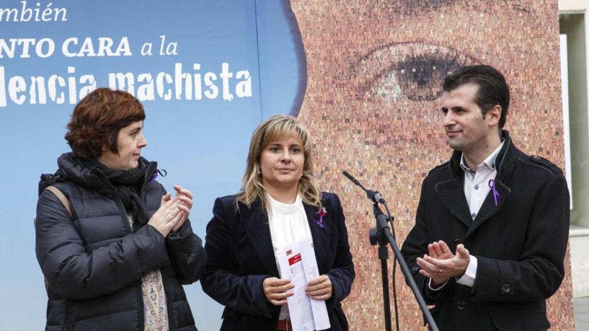 l secretario del PSCyL, Luis Tudanca, participa en la Lectura del Manifiesto en el Día Internacional Contra la Violencia de Género junto a la procuradora socialista Esther Pérez (C) y la concejala Ana Alegre-Ical