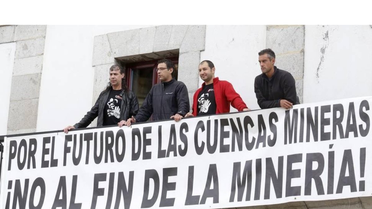 Cuatro mineros se encierran en el Ayuntamiento de Pola de Gordón (León) como medida de protesta ante la situación del sector-ICAL
