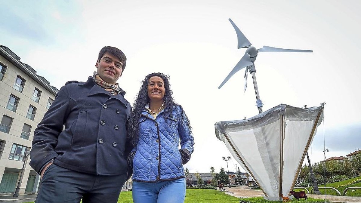 Los ingenieros industriales David Tristán y Miryam Marcos muestran el prototipo en una zona verde de Valladolid.-PHOTOGENIC / MIGUEL ÁNGEL SANTOS
