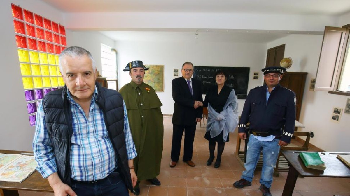 Evelio Cadenas junto a varios de los actores del rodaje.-ICAL