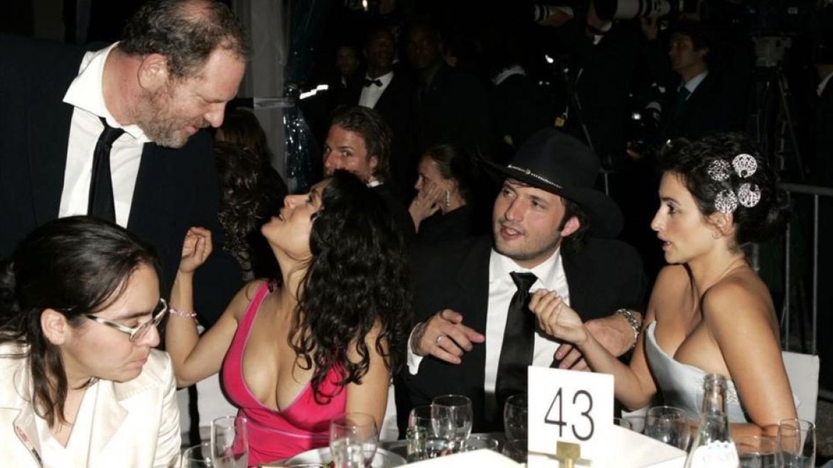 Harvey Weinstein habla con Salma Hayek en una fiesta, junto a Robert Rodríguez y Penélope Cruz, en el 2005.-WIRELIMAGE / J. VESPA
