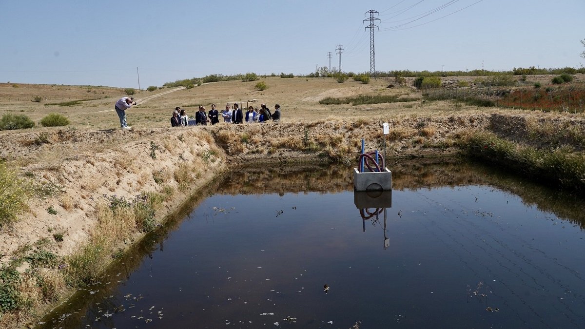 El director de la Delegación Centro de Aqualia, Ángel Luis Pérez Buitrago, y el responsable del Área Ecoeficiencia de la empresa, Víctor Monsalvo, presentan el proyecto Mar Adentro, para inyectar agua regenerada en el acuífero de Medina del Campo para mejorar en cantidad y calidad el agua subterránea. También visitan la Estación Depuradora de Aguas Residuales (EDAR) de la localidad. Asiste el alcalde del municipio, Guzmán Gómez, entre otros. -ICAL