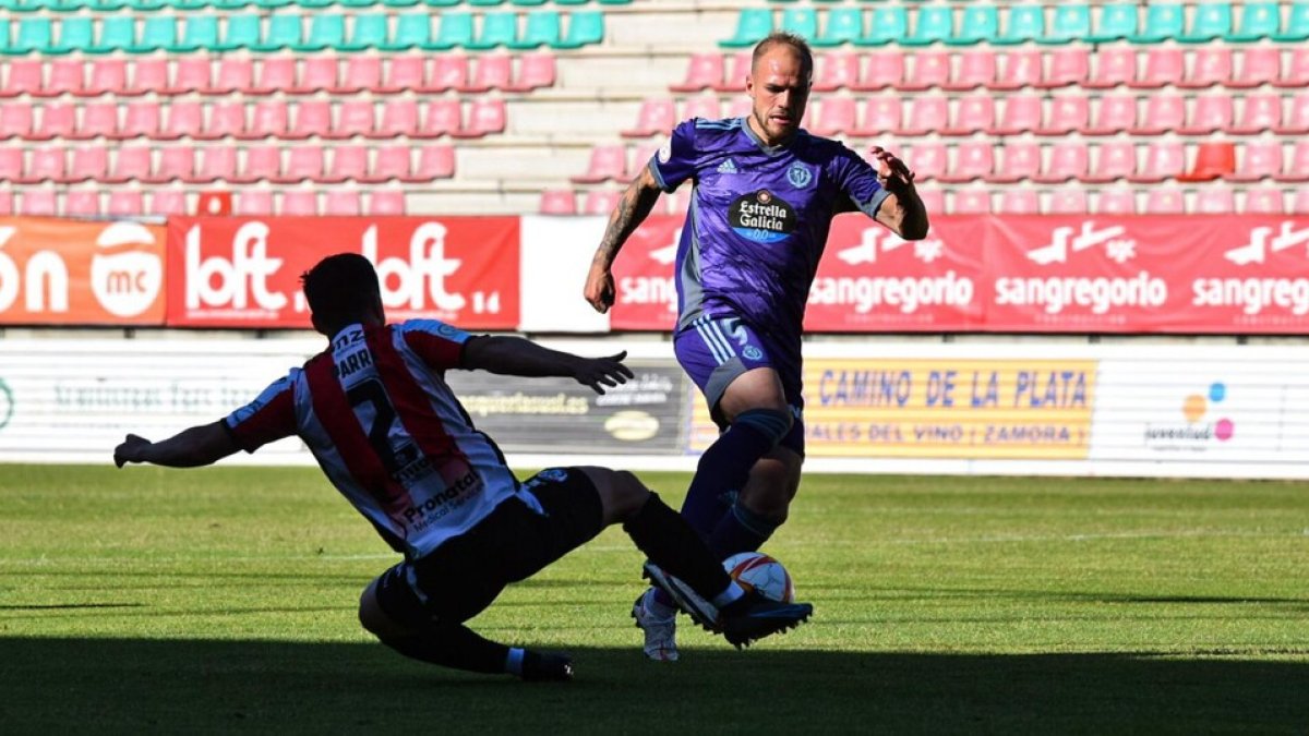 Sergio Benito trata de marcharse de un rival en el Ruta de la Plata. / RV