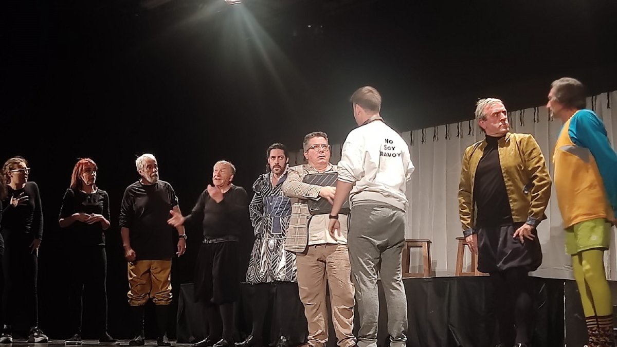 La compañía durante un ensayo de 'Estrenados'
