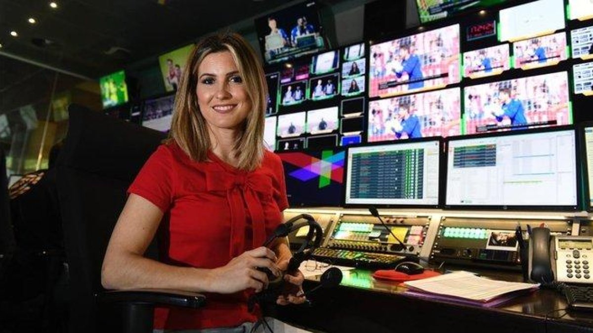 La periodista Danae Boronat, rimera mujer que transmite un partido de fútbol en la tele.-JORDI COTRINA