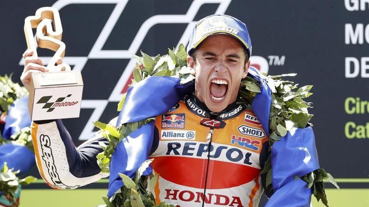 El piloto español de MotoGP,Marc Márquez, del equipo Repsol Honda, celebra en el podio su victoria en la carrera del Gran Premio de Cataluña de Motociclismo que se ha disputado este domingo en el Circuito de Barcelona-Cataluña.-ANDREU DALMAU (EFE)