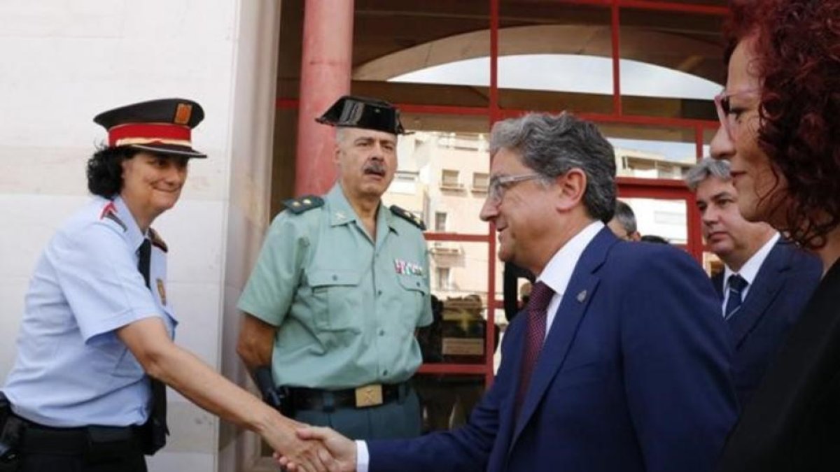 El delegado del Gobierno, Enric Millo, saluda a una representante de los Mossos dEsquadra en Alcanar-ANNA MAYOR