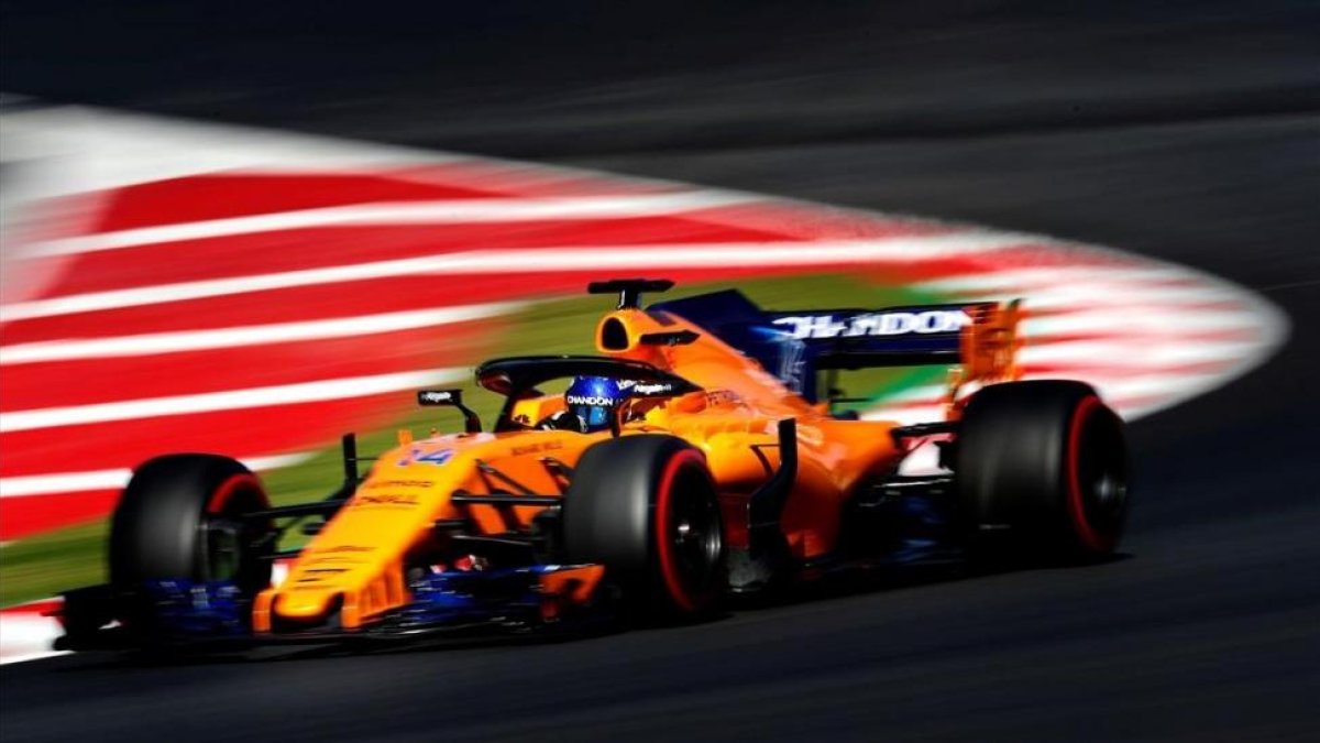 Fernando Alonso y su McLaren, en la sesión de este miércoles en Montmeló.-/ EFE / ALEJANDRO GARCIA