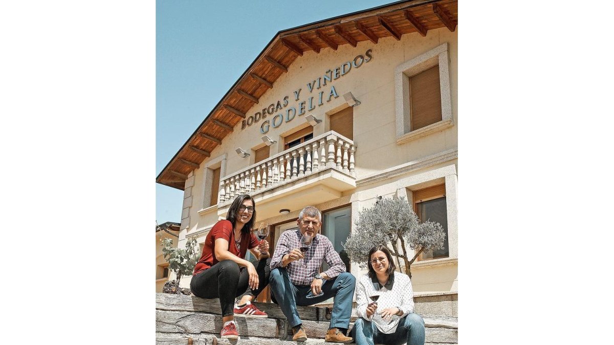Vicente García, entre la enóloga Olga Verde y la responsable de exportación, Sara Courel, en la entrada de la bodega berciana.-ARGICOMUNICACIÓN