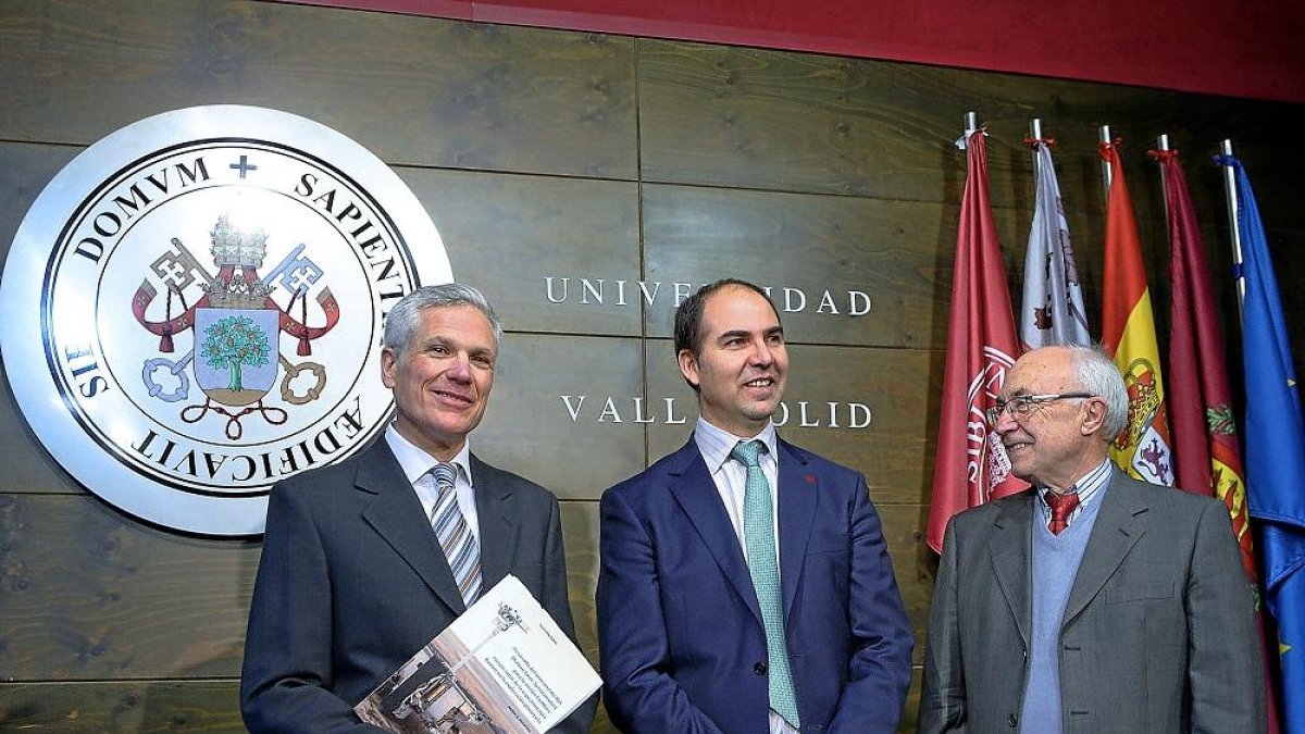 Jorge Vago, Óscar Martínez y Fernando Rull, ayer en la Universidad de Valladolid.-JUAN CARLOS BARRENA /UVA