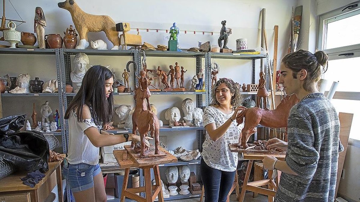 Varios alumnos de Bachillerato de Excelencia en Arte en el IES Delicias de Valladolid.-ICAL