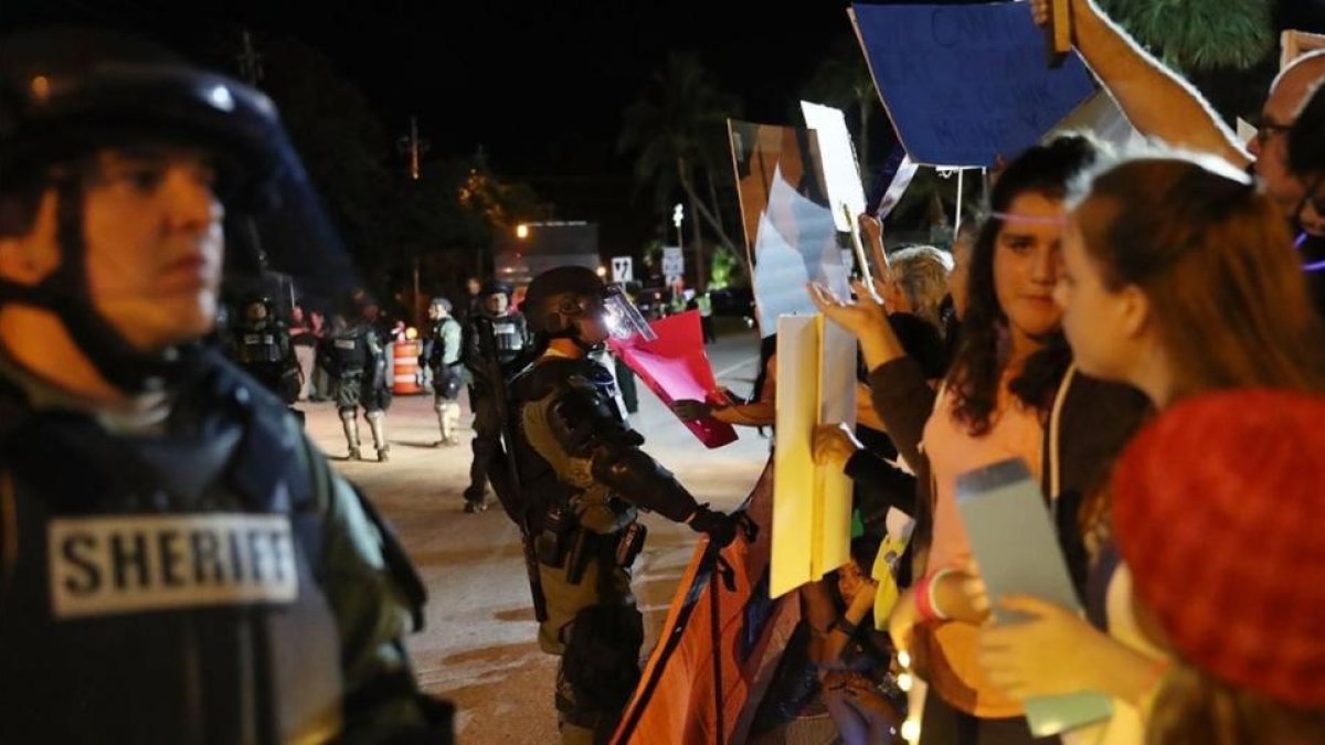 La policía controla a los manifestantes contra Trump en Palm Beach, Florida.-GETTY IMAGES / JOE RAEDLE