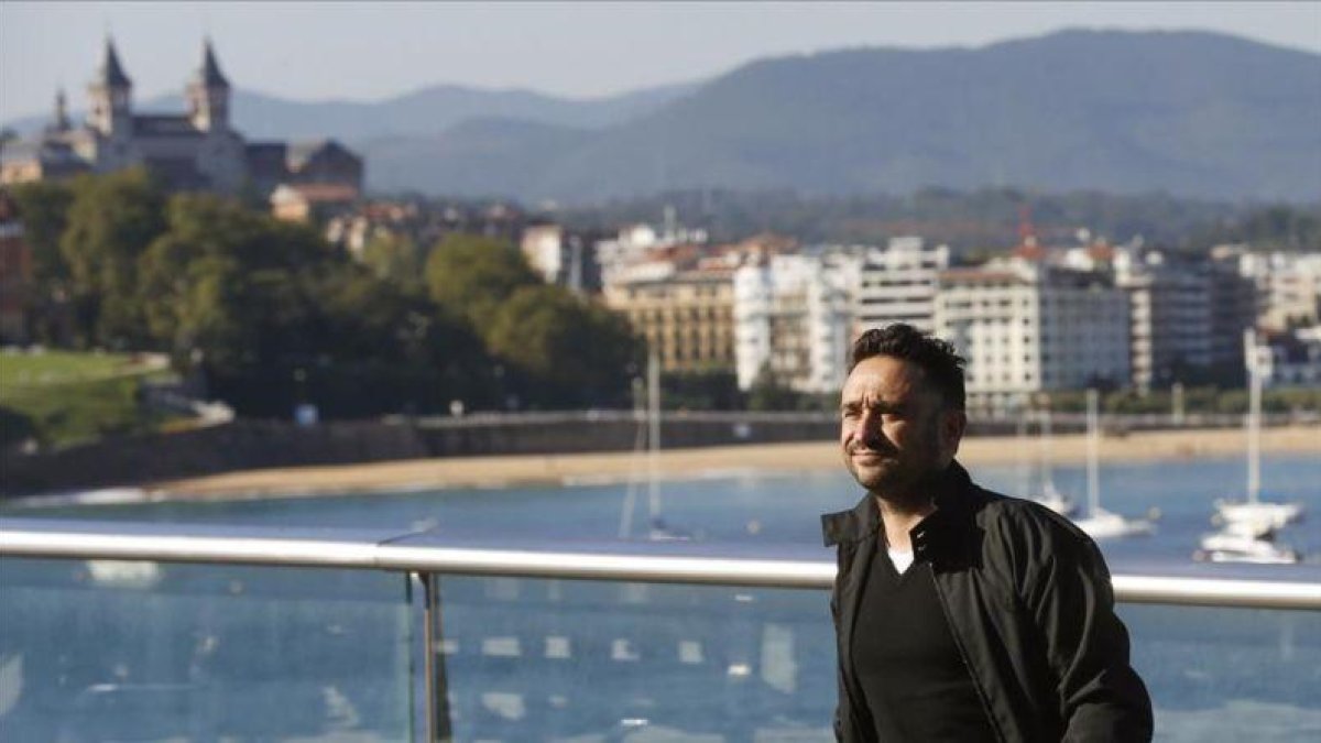 J. A. Bayona, en el festival de San Sebastián, donde ha presentado 'Un monstruo viene a verme', que se estrena el 7 de octubre.-EFE / JAVIER ETXEZARRETA