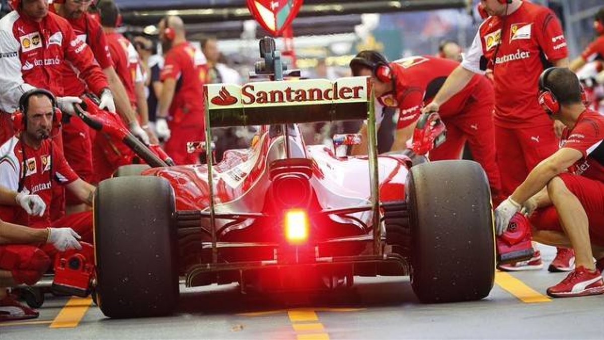 Alonso, en los primeros ensayos del Gran Premio de Fórmula-1 en Singapur.-AP WONG MAYE-E