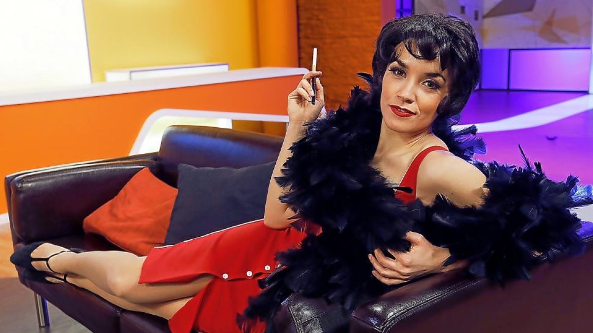 Eva Manjón caracterizada como Sara Montiel.-J. M. LOSTAU
