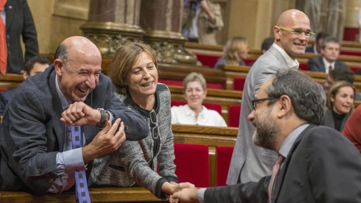 Antonio Baños estrecha la mano a Carme Forcadell, en el pleno de constitución del Parlament, ayer.-FERRAN SENDRA