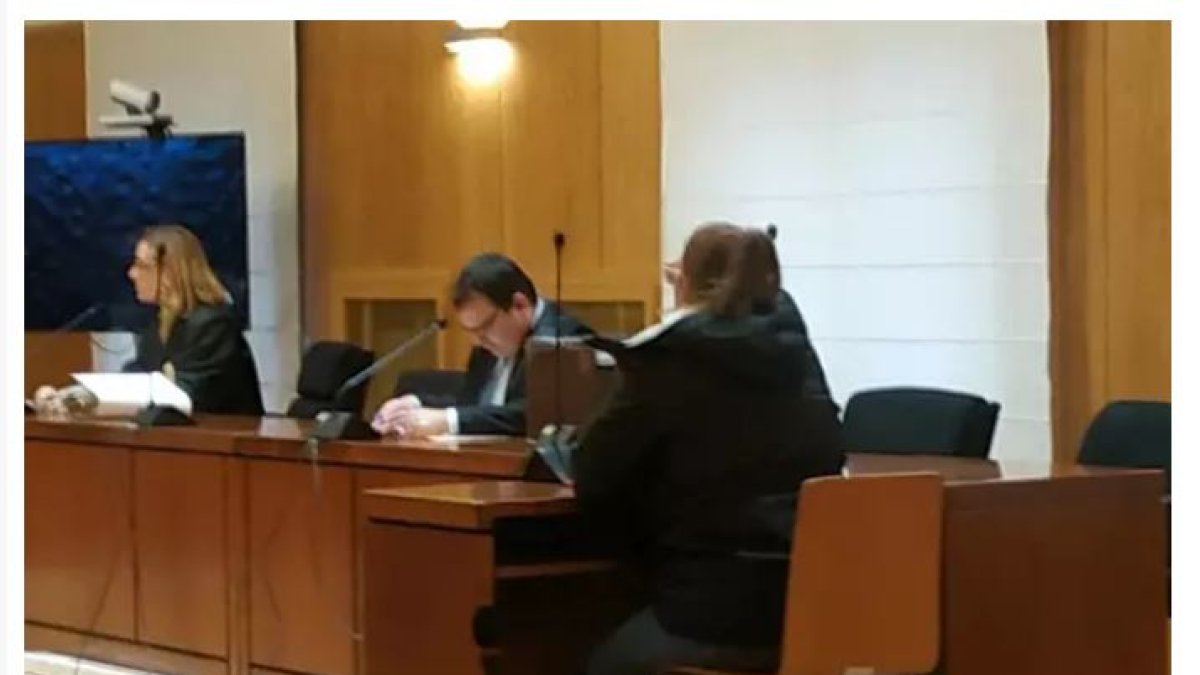 La exedil de Bobadilla, de espaldas, durante la vista en la Audiencia de Valladolid que se suspendió en diciembre. - E.PRESS