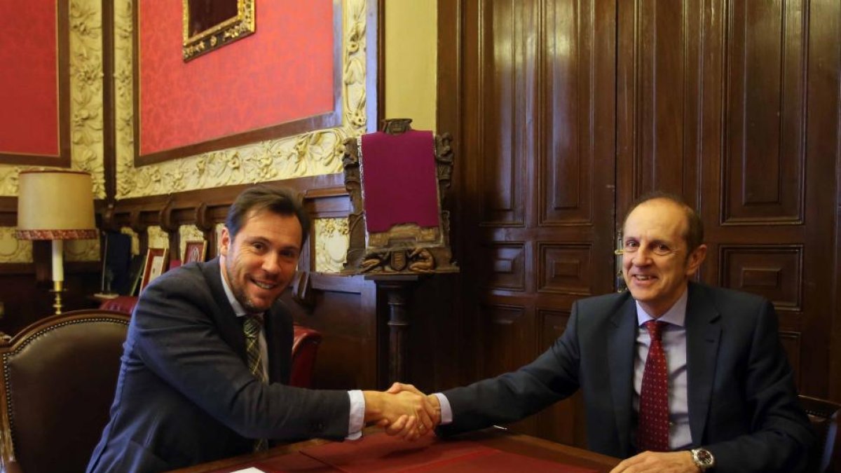El alcalde Óscar Puente, y el gerente de Aguas de Valladolid, Tomás Pérez Pinto, durante la firma de un convenio de colaboración para garantizar el servicio de agua a las personas en situación de vulnerabilidad económica-ICAL