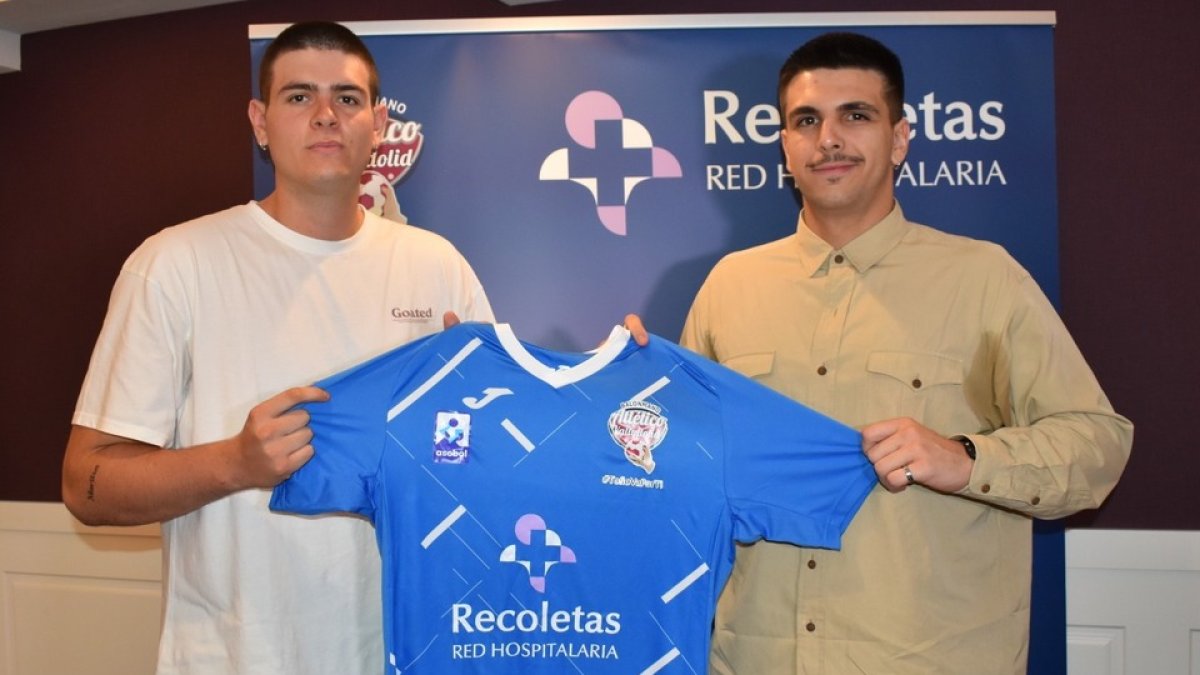 Virulegio y Martínez tras la presentación con la camiseta del Recoletas Atlético Valladolid. / E. M.