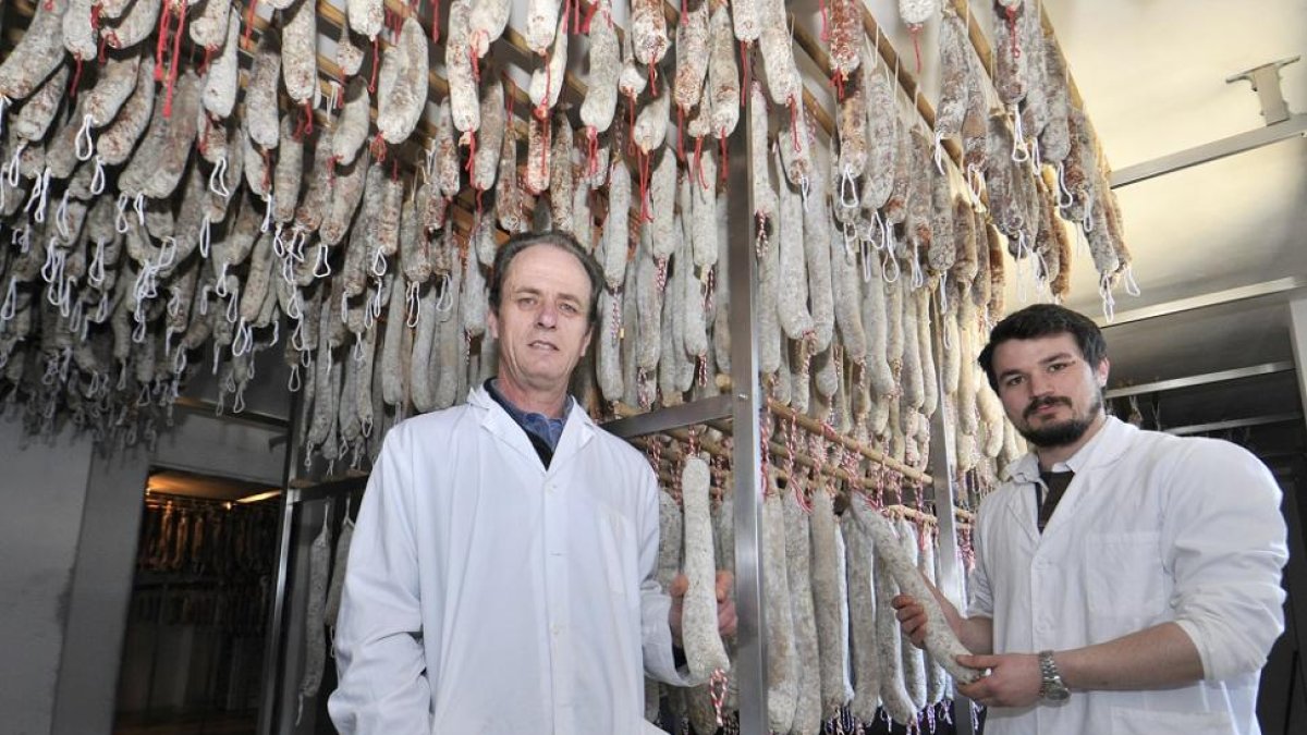 Abajo, Daniel y Sergio de Pablo posan en un secadero de chorizos culares con la curación avanzada.-EL MUNDO