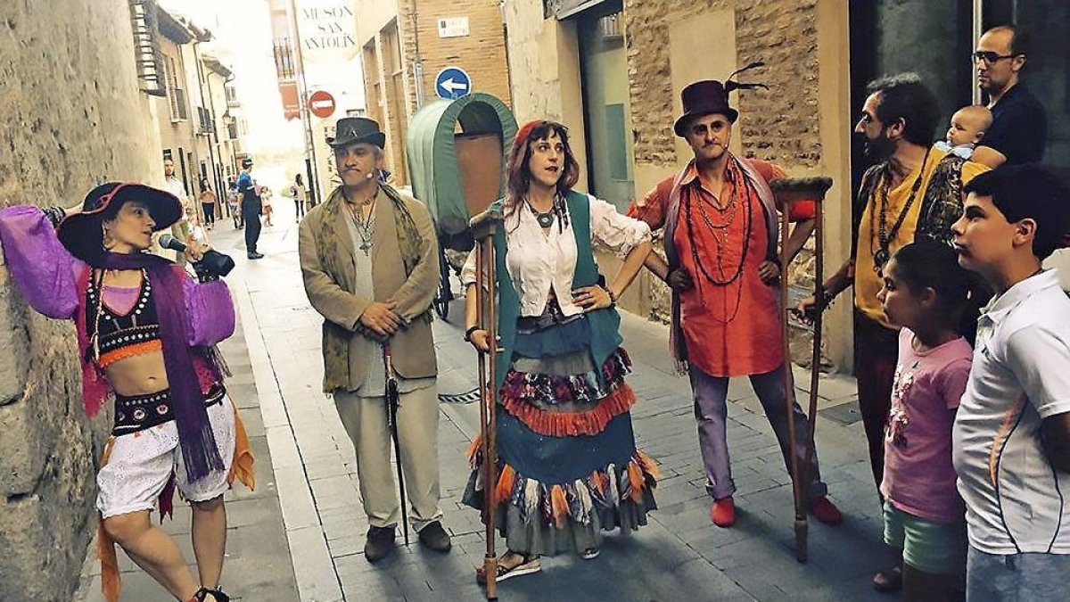 La compañía Azar Teatro durante una visita turística teatralizada por Tordesillas.-E. M.