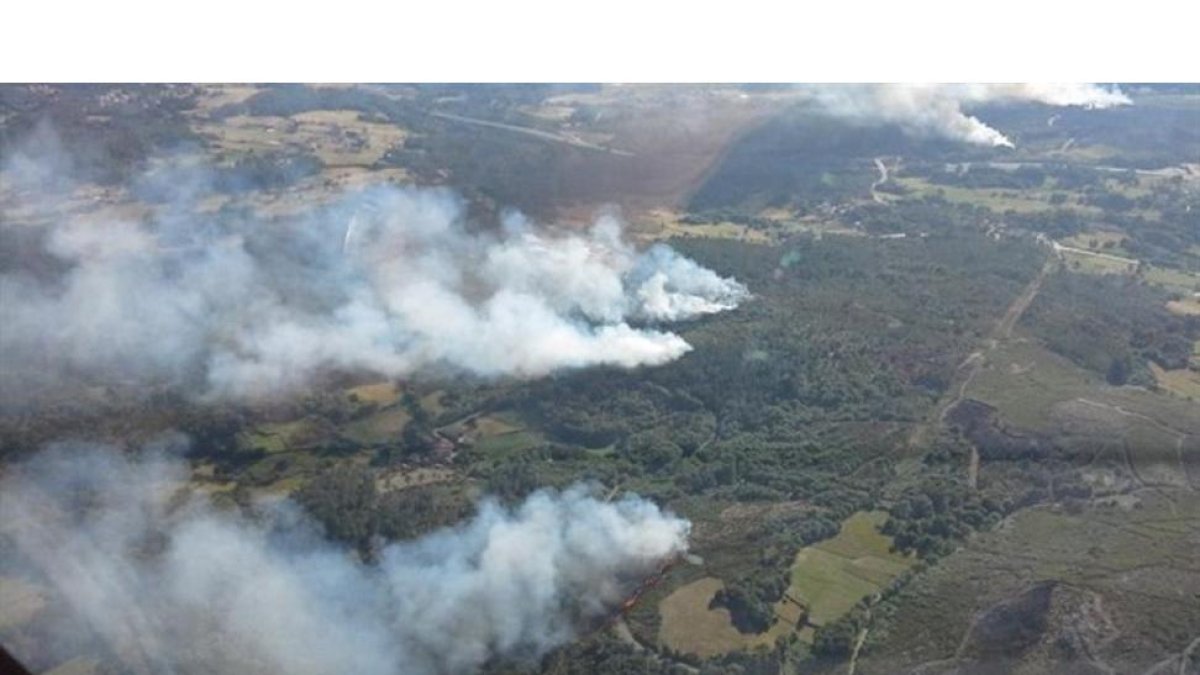 Torres de humo repartidos por varios focos de las montañas gallegas.-EUROPA PRESS