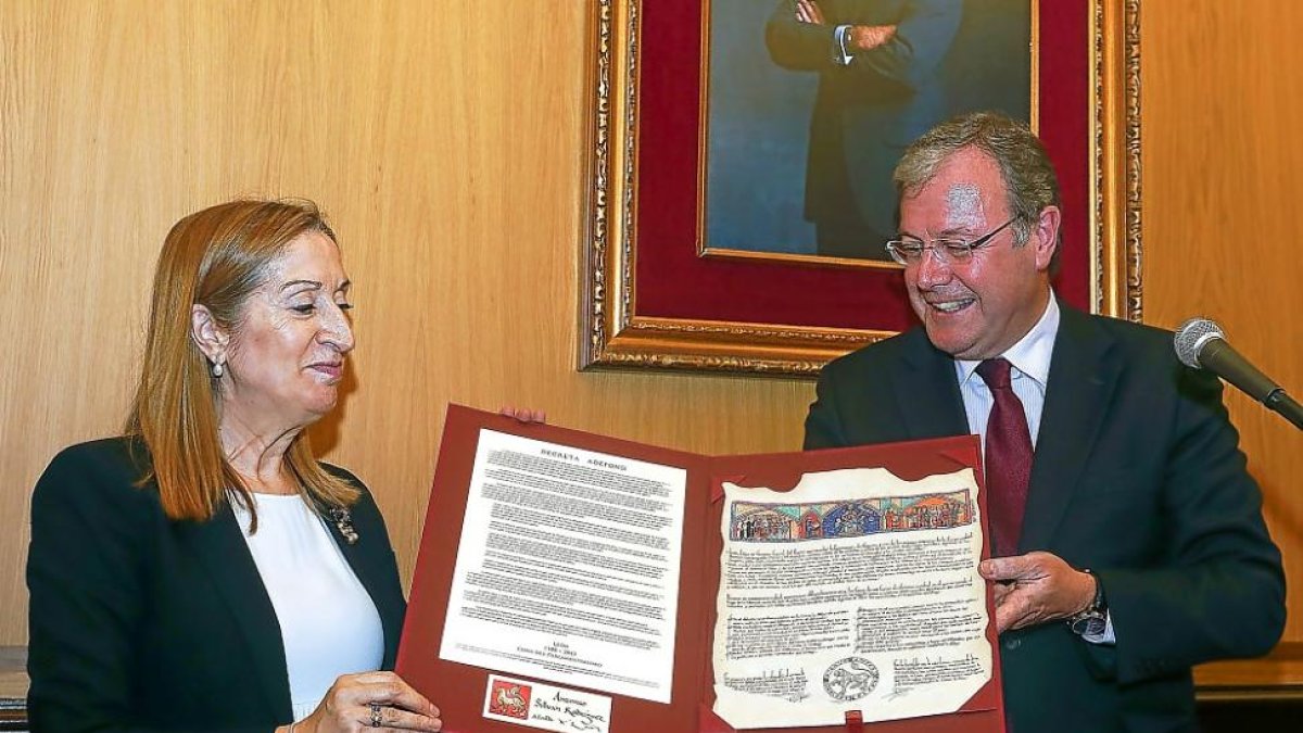 Ana Pastor y Antonio Silván sujetan los ‘decreta’, el testimonio documental más antiguo del sistema parlamentario europeo.-ICAL
