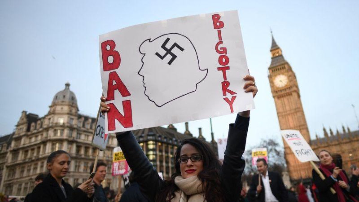 Un manifestante alza una pancarta contra Trump a las puertas del Parlamento británico.-JUSTIN TALLIS / AFP