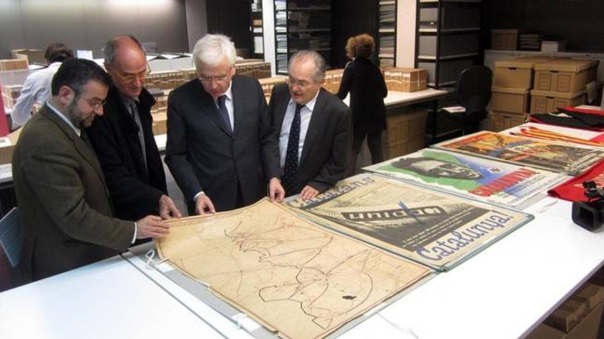 El 'conseller' Ferran Mascarell, el pasado 4 de diciembre, en el Arxiu Nacional de Catalunya tras recibir los 'papeles de Salamanca'.-Foto: ALBERT SEGURA