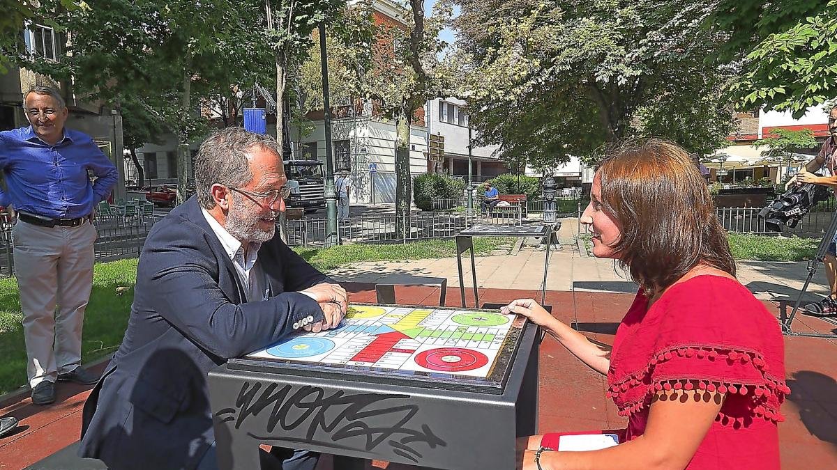 Manuel Saravia y María Sánchez, en una de las mesas de juegos de la plaza San Juan.-MIGUEL ÁNGEL SANTOS / PHOTOGENIC