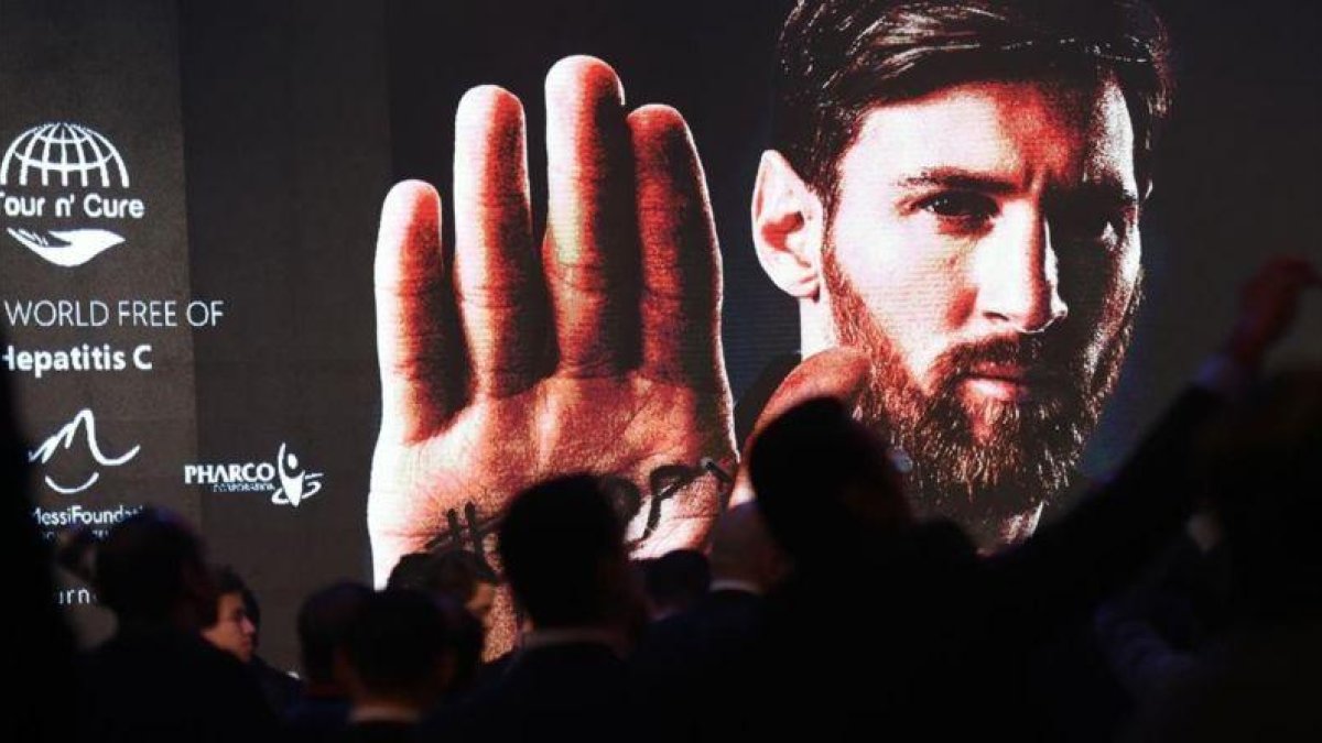 Un cartel con la imagen de Messi en la gala benéfica de El Cairo, este martes.-AFP / MOHAMED EL-SHAHED
