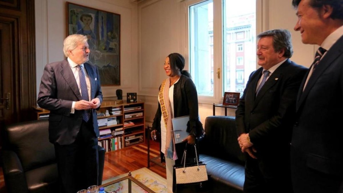 Méndez de Vigo, Fatma Moura, Juan Luís Larrea y José Ramón Lete, en la reunión de este lunes-JUAN MANUEL PRATS
