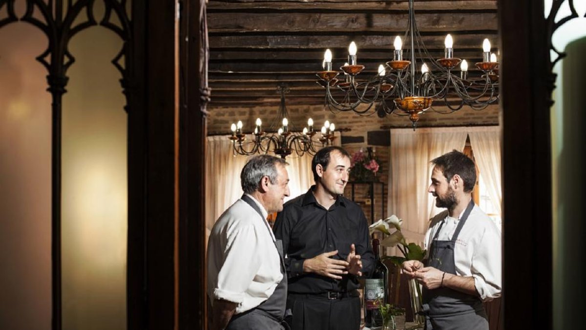 Los cocineros de Cocinandos y El Ermitaño, ayer, la comida que compartieron con Joan Roca y Quique Dacosta, entre otros. En la otra foto, la familia De la Cruz en La Botica de Matapozuelos.-L.P