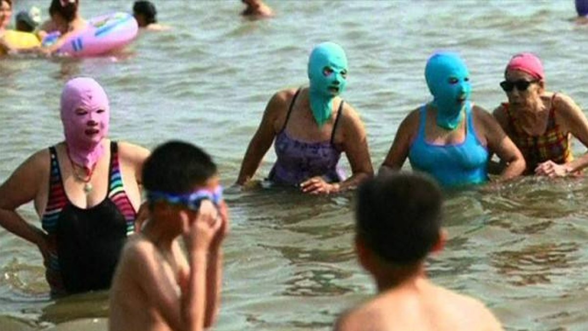 Mujeres con facekini en una playa de China.-Foto: EL PERIÓDICO